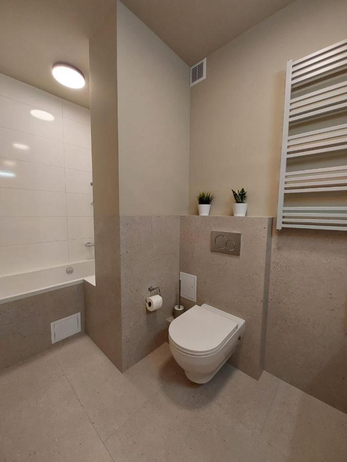 Spacious Two-Bedroom Apartment In The City Center Cracovia Exterior foto