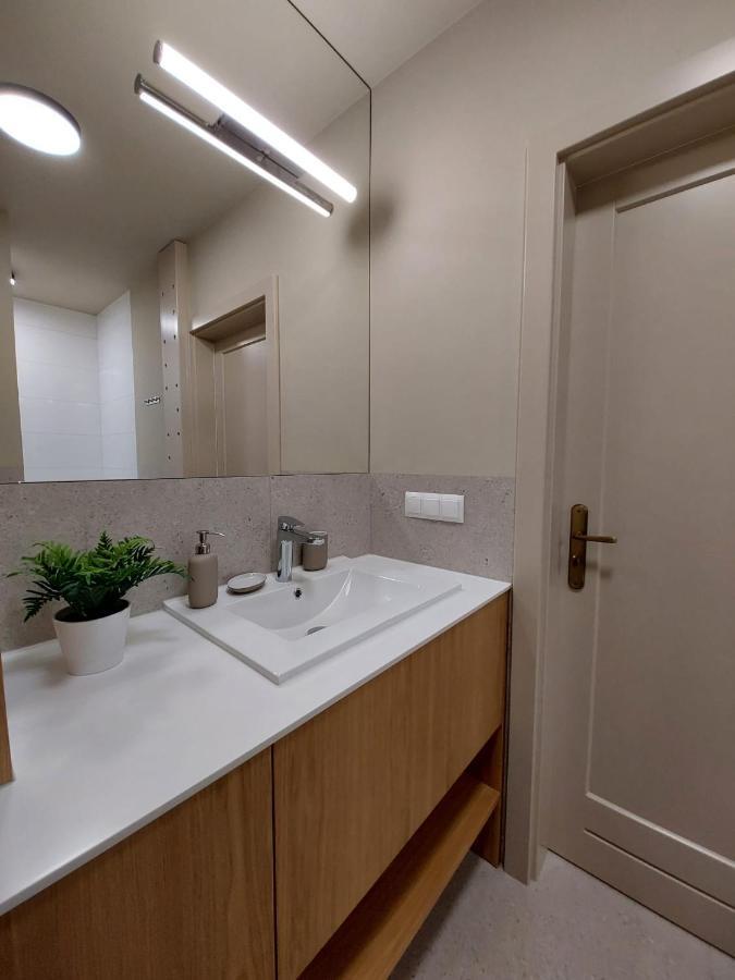 Spacious Two-Bedroom Apartment In The City Center Cracovia Exterior foto